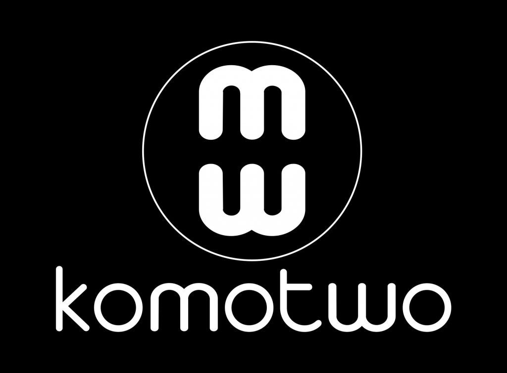 Logotipo komotwo negativo